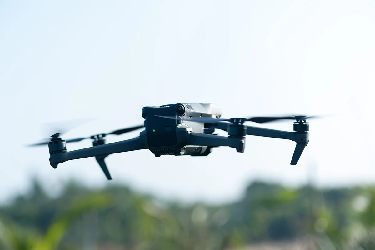 Flying drone with lightweight carbon fiber frame – composites for drones enhance endurance, payload capacity, and durability in UAV design